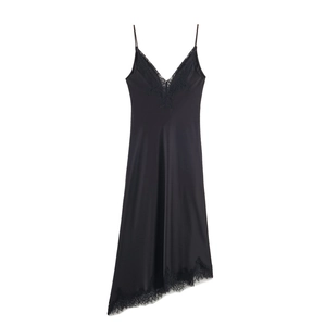 Elegante zwarte satijnen slipdress met kantafwerking, V-hals en asymmetrische zoom