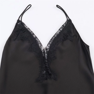 Elegante zwarte satijnen slipjurk met V-hals en delicate wimperkant langs de zoom