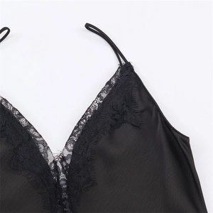 Detail van elegante zwarte satijnen camisole met fijn wimperkant aan de V-halslijn