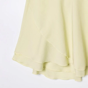 Vestido halter amarillo pálido con volantes en capas y textura de tela ligera traslúcida