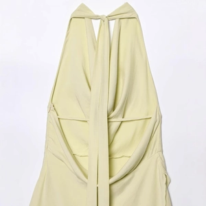 Elegante vestido halter amarillo pálido con espalda descubierta y escote drapeado