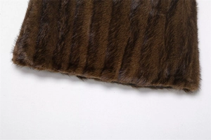 Détail de la texture en fausse fourrure marron foncé avec motif rayé et doublure