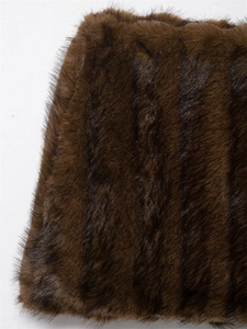 Vue macro de la texture de fourrure synthétique marron foncé avec fibres denses