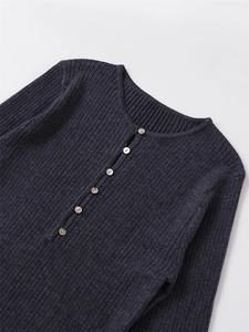 Detail van donkergrijze ribgebreide top met ronde hals en knoopsluiting accenten