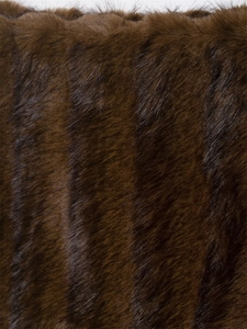 Gros plan détaillé de fausse fourrure marron foncé avec texture poilue brillante