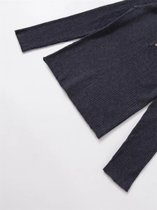 Gedetailleerde flat lay van donkergrijze ribgebreide top met textuur en knoopje