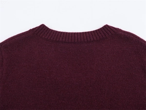 Dettaglio del girocollo a costine di un maglione in maglia rosso scuro morbido