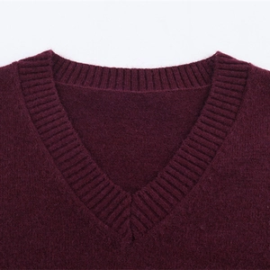 Maglia da donna in maglia bordeaux con scollo a V e dettagli in tessuto a coste