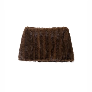 Tour de cou en fausse fourrure marron foncé avec texture rayée verticale sur fond blanc