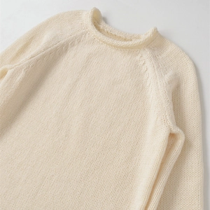 Élégant pull en maille épaisse blanc crème avec col rond et manches raglan pour automne