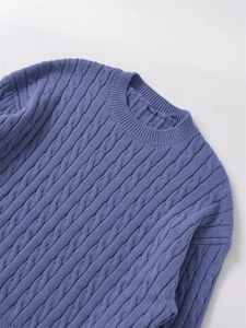 Dettaglio della maglia a trecce lilla del maglione a girocollo a maniche lunghe