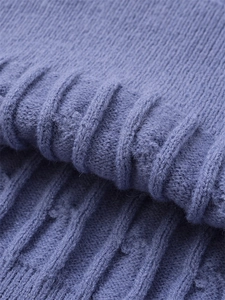 Dettaglio del maglione in maglia lavanda con motivi a trecce e trama a costine fitta