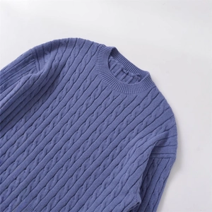 Maglione in maglia a trecce lilla con girocollo classico per l'autunno e l'inverno