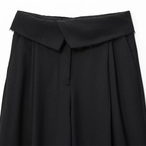 Pantaloni neri a gamba larga da donna con vita asimmetrica a risvolto e dettagli sfrangiati