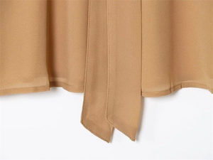 Dettaglio in chiffon cammello con cuciture lisce e nastri a fiocco paralleli
