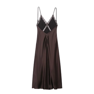 Detail eines eleganten V-Ausschnitts mit Spitze an einem dunkelbraunen Satin-Midikleid