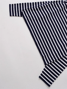 Détail de la texture en maille à rayures bleues et blanches du haut à manches longues