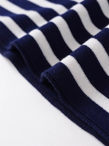 Vue macro détaillée du tissu en maille rayé bleu et blanc avec une texture de haute qualité