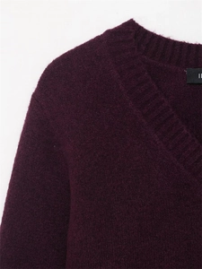 Gros plan sur un pull en maille violet foncé à col en V avec une texture douce en mohair