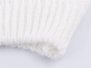 Details der weißen Strickjacke mit weichem Fleecefutter und Rippenstruktur für den Winter