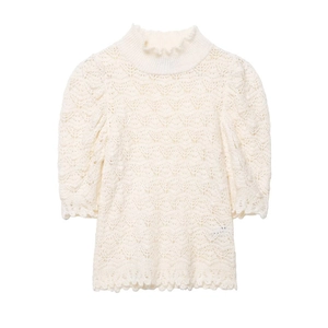 Elegantes cremeweißes Strickoberteil mit Puffärmeln, Spitzenmuster und hohem Rüschenkragen