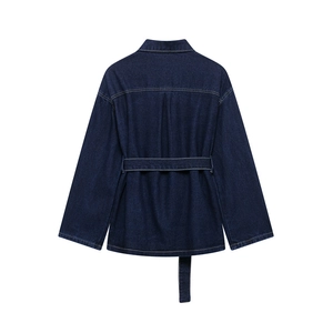 Chaqueta vaquera azul oscuro con hombros caídos y cinturón de lazo vista trasera