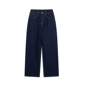 Detalle de los pantalones vaqueros azul oscuro de tiro alto con costuras en contraste