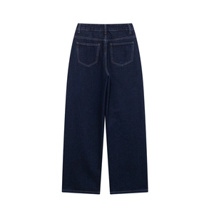 Pantalones vaqueros azul oscuro de corte recto con bolsillos traseros en fondo blanco