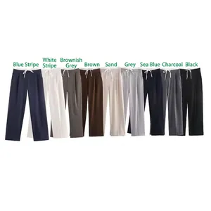Nove colori di pantaloni larghi con coulisse presentati in una disposizione a ventaglio