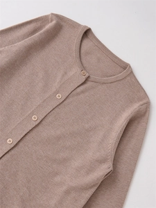 Detail von Rundhalsausschnitt und Knöpfen an brauner Feinstrickjacke mit weicher Textur