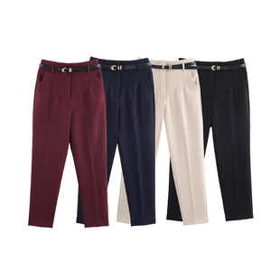 Dettaglio di pantaloni a vita alta in quattro colori con cinture sottili coordinate