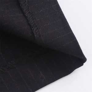 Dettaglio del tessuto a righe blu navy con cuciture interne precise e texture pregiata