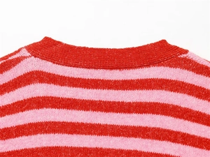 Détail du col en V et de la texture en maille à rayures rouges et roses sur le cardigan
