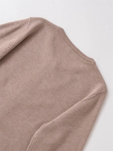 Detailaufnahme des braunen Strickpullovers mit geripptem Rundhalsausschnitt und Schultertextur