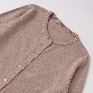 Klassische kamelbraune Strickjacke mit Rundhals und elegantem Knopfdetail für Damen