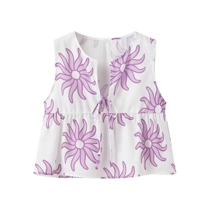 Completo casual da donna in due pezzi con top floreale senza maniche e pantaloni abbinati