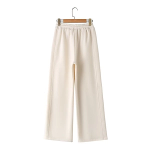 Detail einer cremefarbenen Jogginghose mit hohem Bund, Gummizug und weitem Beinschnitt