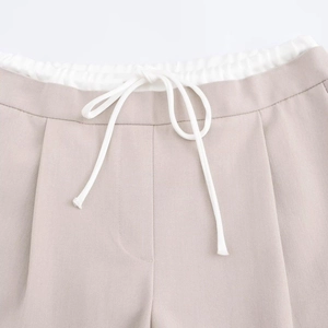 Detailansicht des elastischen Bundes mit weißem Kordelzug an der beigen weiten Freizeithose