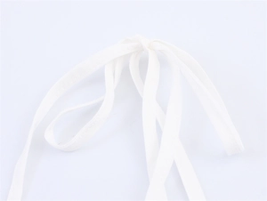 Detailopname van witte katoenen schouderbandjes met nauwkeurige stiksels en knoopontwerp