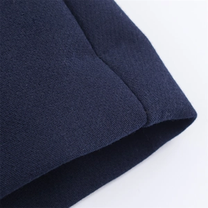 Vista macro dettagliata della trama fine e delle cuciture accurate della gonna pantalone blu scuro