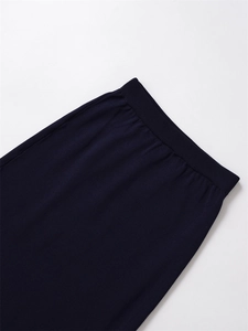 Dettaglio della vita a coste elasticizzata sulla gonna in maglia blu scuro