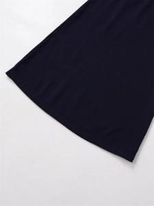 Dettaglio dell'orlo della gonna in maglia a coste blu navy che mostra trama e qualità