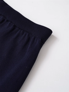 Vista dettagliata della fascia elastica in maglia a coste blu scuro con trama verticale