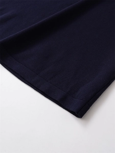 Dettaglio ravvicinato del tessuto a maglia blu scuro con bordo a coste e trama fine