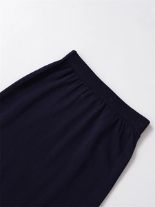 Dettaglio della vita alta elastica a coste sulla gonna in maglia blu navy