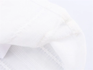 Detail aus weißem, atmungsaktivem Stoff mit horizontaler Textur und sauberer Kantennaht