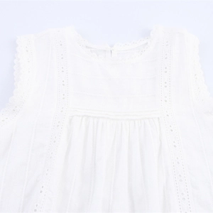 Romantisches ärmelloses weißes Baby-Top aus Baumwolle mit Spitze und Hohlstickerei-Details