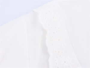 Detailaufnahme weißer Laternenärmel mit feiner Lochspitze und gewelltem Stickereirand
