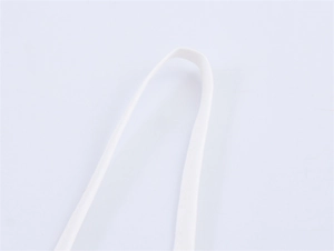 Detailopname van hoog-elastische witte geweven band voor kleding en textielaccessoires
