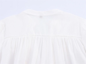 Detail der weißen Bluse hinten mit Stehkragen, Leiternspitze und feinen Faltenwürfen